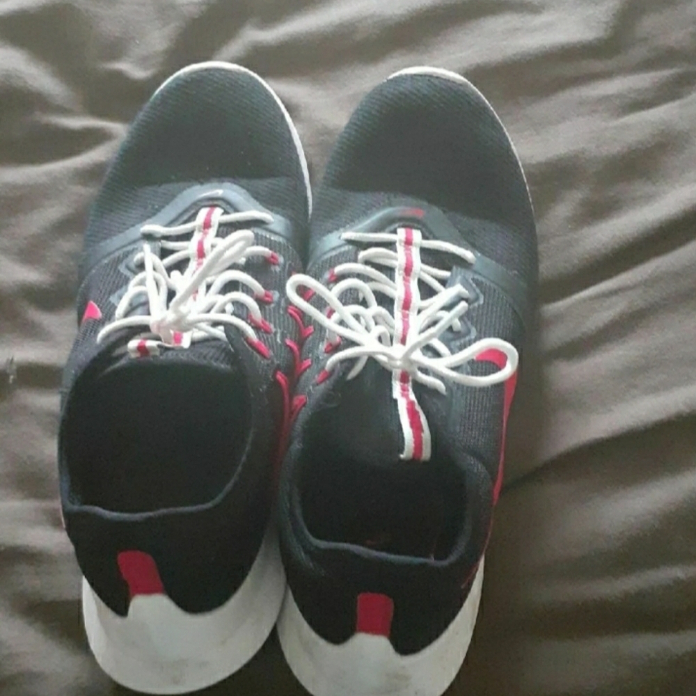 Nikes athletic shoes